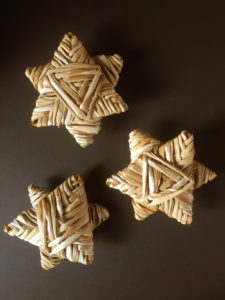 Lot de 2 étoiles tressées osier/massette – Image 5