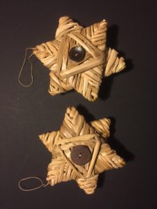 Lot de 2 étoiles tressées osier/massette – Image 4