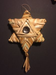 Lot de 2 étoiles tressées osier/massette – Image 3