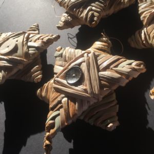 Lot de 2 étoiles tressées osier/massette – Image 2